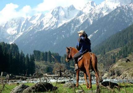 Himalayan Majesty: 9-Days Jammu, Srinagar, Gulmarg, Sonmarg & Pahalgam Tour