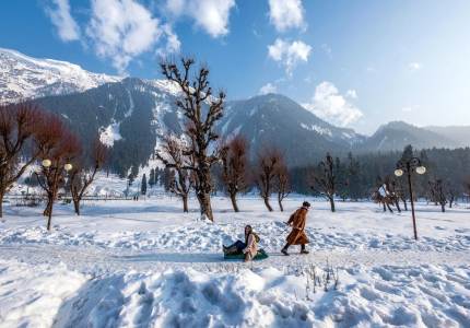 Himalayan Majesty: 9-Days Jammu, Srinagar, Gulmarg, Sonmarg & Pahalgam Tour