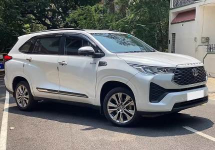 Toyota Innova Hycross